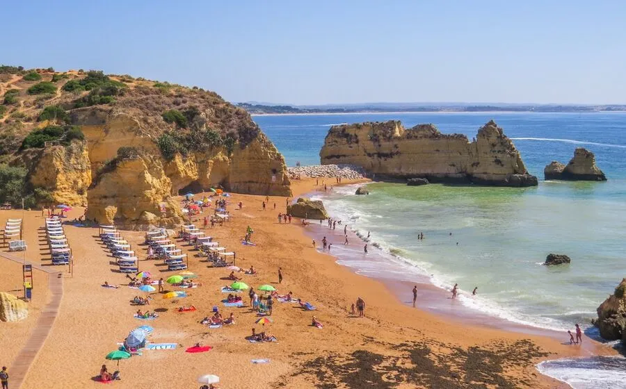 Middle East Conflict Redirects 300,000 British Tourists to Portugal